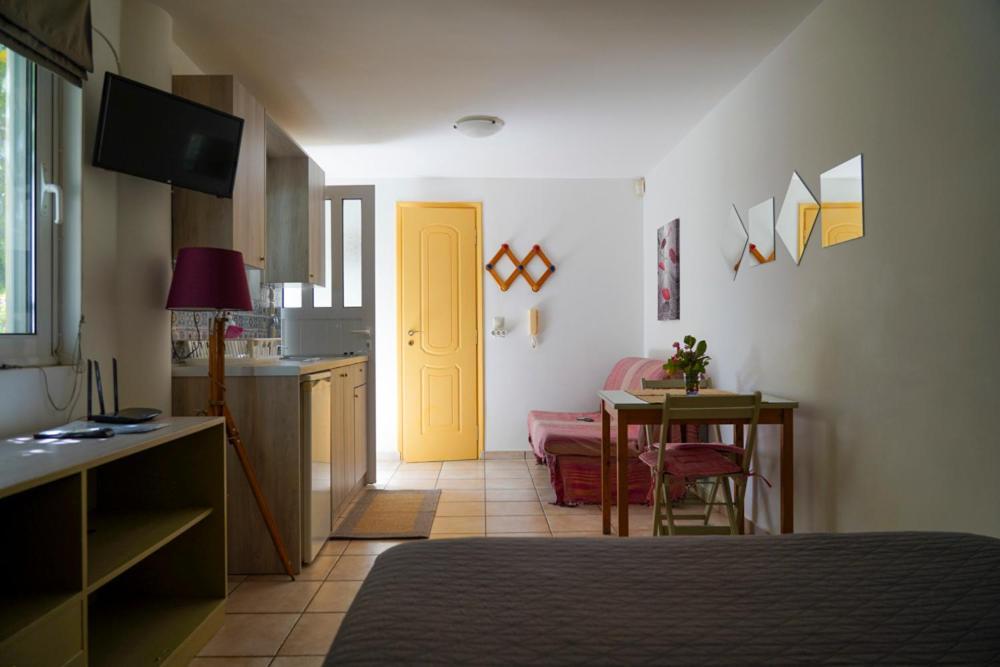 Cosy Guest House With Private Yard Saronida Kültér fotó